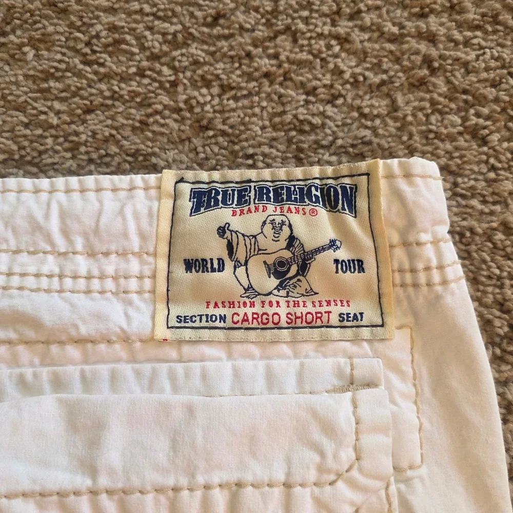True Religion Mens White Cargo‎ Shorts Big T Contrast Stitch Frayed Hem Size 36